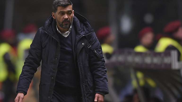 Treinador dos dragões emocionou-se durante a habitual roda com os jogadores no final do jogo, ainda no relvado