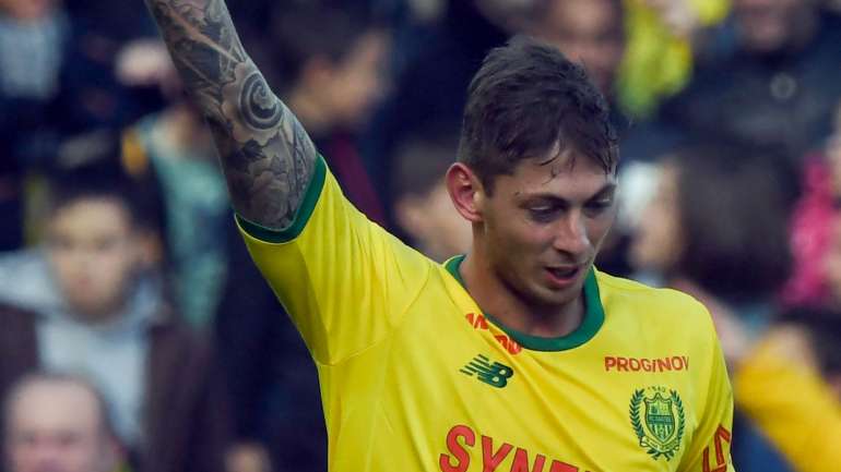 O antigo jogador do Nantes tinha-se transferido recentemente para o Cardiff City. Deslocava-se para Inglaterra num avião privado quando a aeronave desapareceu dos radares, na zona do Canal da Mancha, na noite de segunda-feira