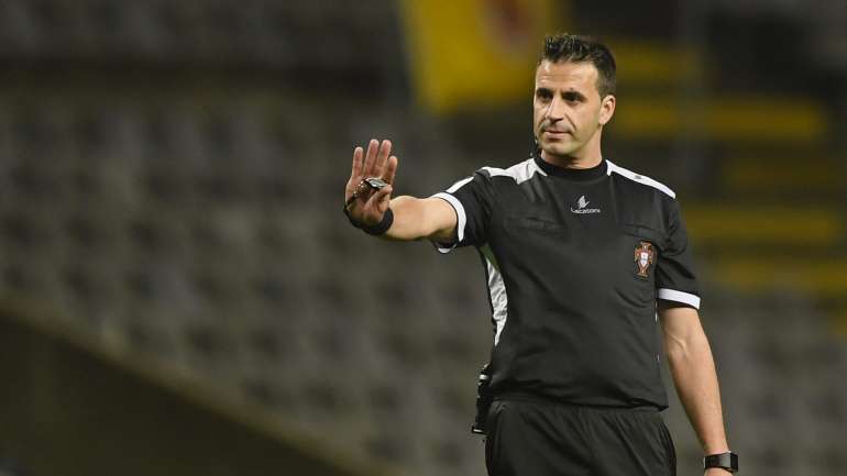 Esta época será a segunda vez em que Manuel Oliveira dirige um jogo dos 'leões', depois de ter arbitrado a receção ao Vitória de Setúbal  na segunda jornada do campeonato e a quarta com os bracarenses