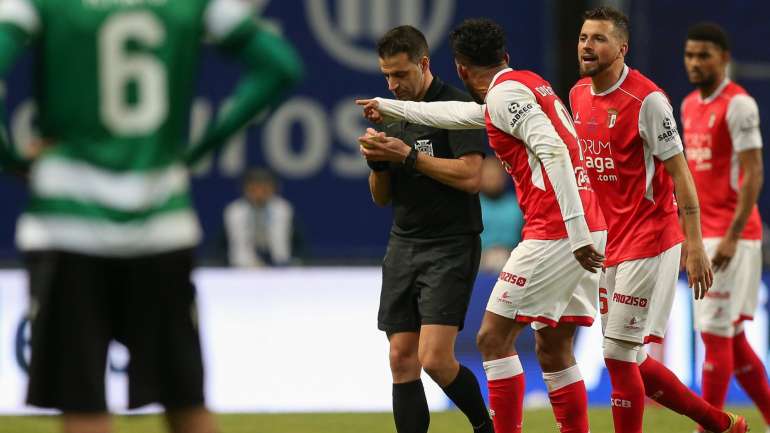 Jogadores do Sp. Braga protestaram muito o golo anulado a João Novais no arranque da segunda parte