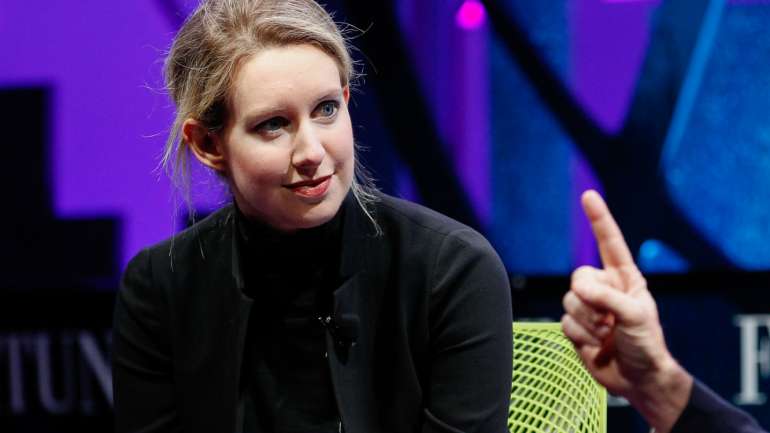 Elizabeth Holmes tem 34 anos. Já foi considerada das pessoas mais influentes no mundo, até se descobrir que tudo o que prometia era uma fraude