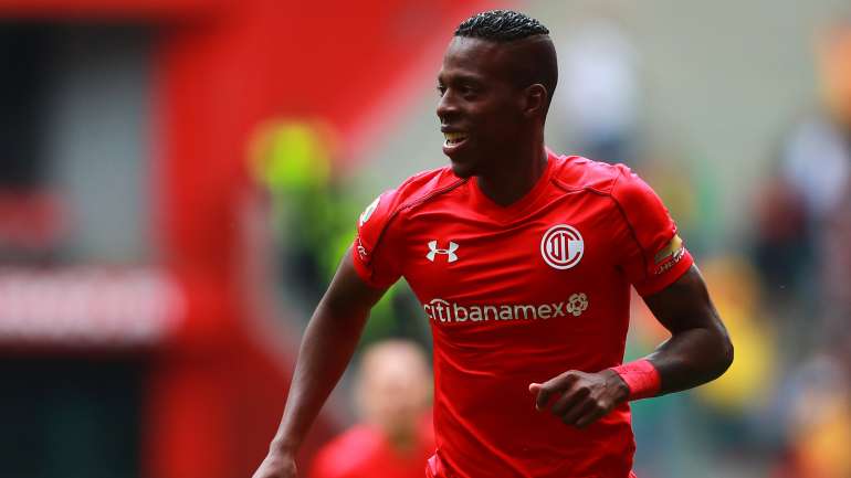 Lateral de 25 anos representou o Cortuluá e o Santa Fe na Colômbia e estava atualmente no Toluca do México