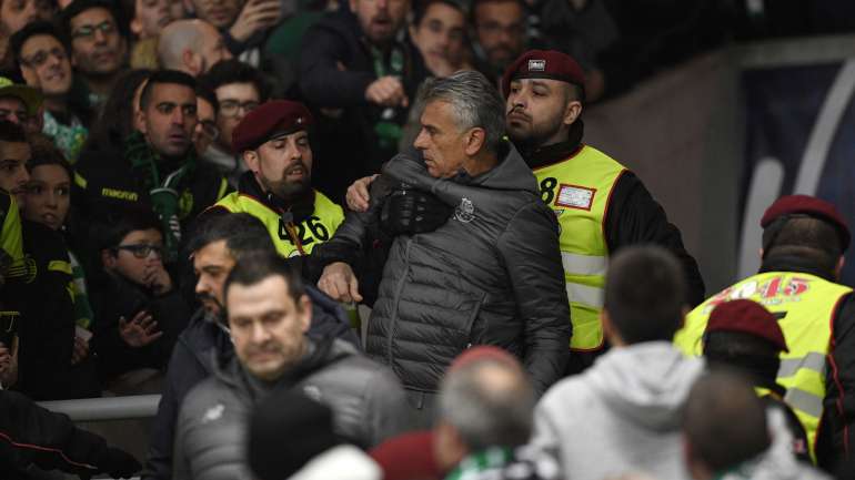 Técnico de guarda-redes dos dragões foi afastado pelos stewards presentes naquela zona do estádio