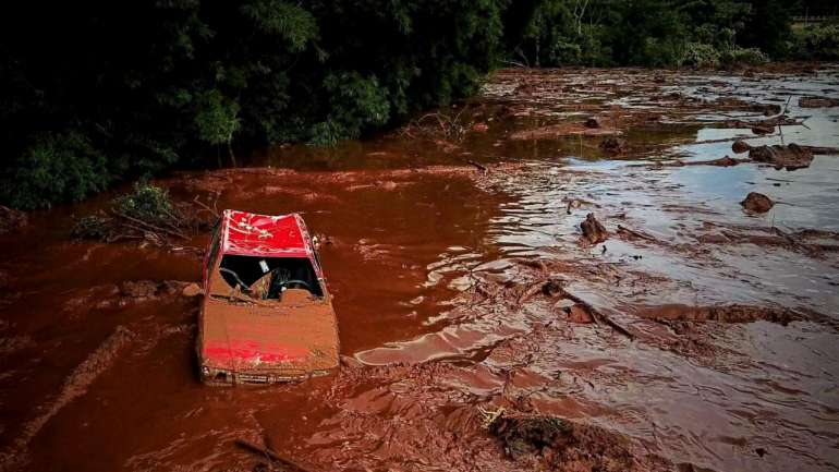 O rio de lama arrastou tudo e provocou 60 mortos e o desaparecimento de 292 pessoas