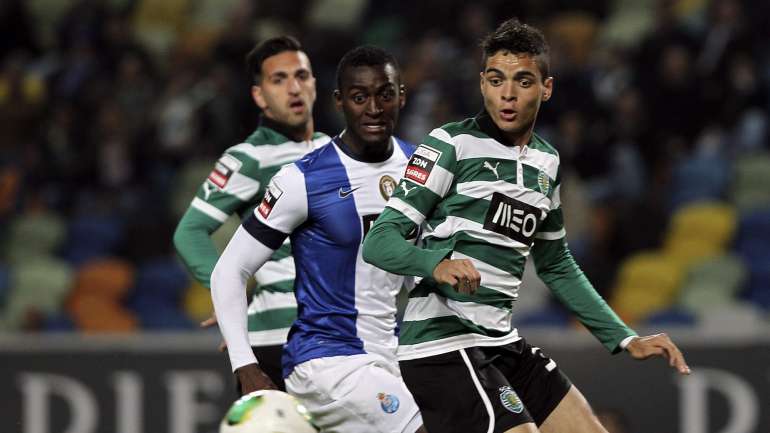 O futebolista português Tiago Ilori (à direita) está de regresso ao Sporting