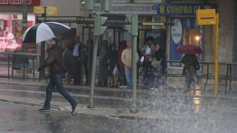 As rajadas de vento também poderão atingir os 110 km/hora nas terras altas do Minho e Douro Litoral e da região Centro