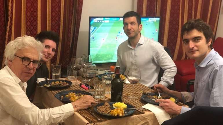 Rui Pinto, o segundo a contar da esquerda, com os seus advogados a ver o último Porto/Benfica