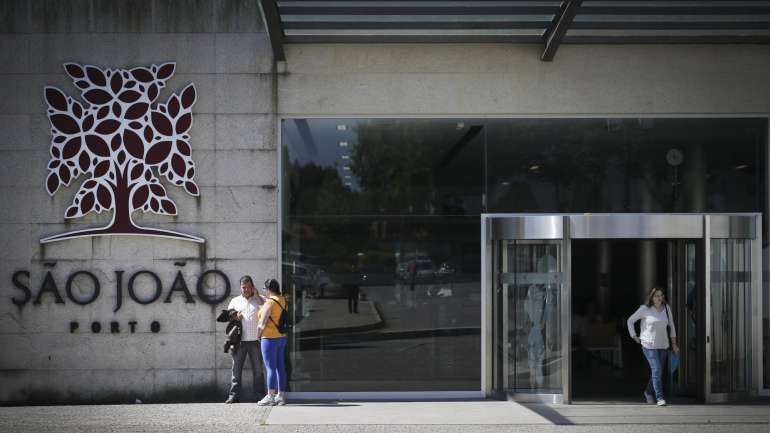 A mulher foi interceptada por familiares da criança recém-nascida