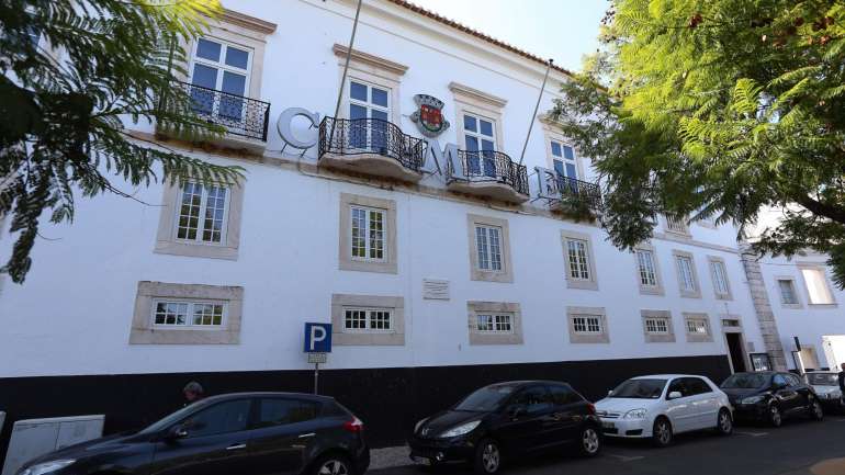 A condenação está relacionada com uma queixa-crime apresentada em 2010 contra o autarca, devido ao alegado corte de um subsídio à Liga dos Amigos do Castelo de Evoramonte, no concelho de Estremoz, Évora