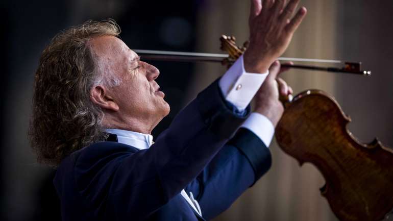 André Rieu, de 69 anos, violinista, maestro e fundador da Johann Strauss Orchestra, já vendeu ao longo da carreira "40 milhões de CD e DVD"