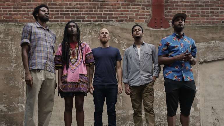 Luke Stewart (baixista), Camae Ayewa/Moor Mother (vocalista), Keir Neuringer (saxofonista e nosso entrevistado), Aquiles Navarro (trompetista) e Tcheser Holmes (baterista)