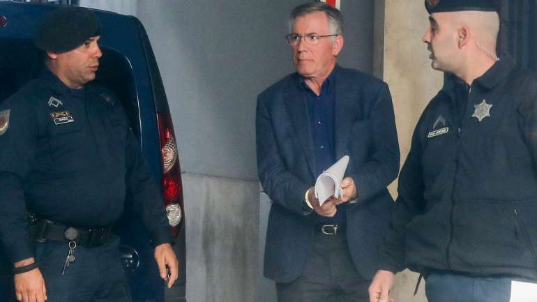 Armando Vara algemado, antes de entrar no Tribunal Central de Instrução Criminal