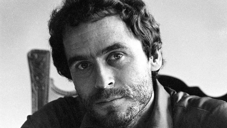 Ted Bundy nasceu no dia 24 de novembro de 1946 em Vermont. Licenciou-se em psicologia, e era conhecido por ser um homem simpático e bonito.