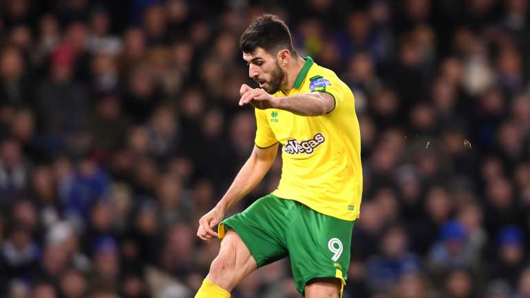 Durante o jogo, entre o Reading e o Aston Villa, Nelson Oliveira  foi pisado na cara por Tyrone Mings, aos 73'