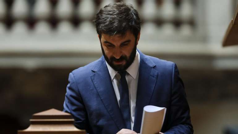 Diretores de várias escolas acusam o Ministério da Educação, liderado por Tiago Brandão Rodrigues, de não garantir condições mínimas de funcionamento