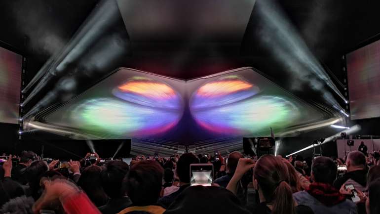 Para cativar os fãs da marca a Samsung afirma que vai "desdobrar o futuro". No evento foi apresentado o smartphone com ecrã dobrável da marca, o Galaxy Fold.