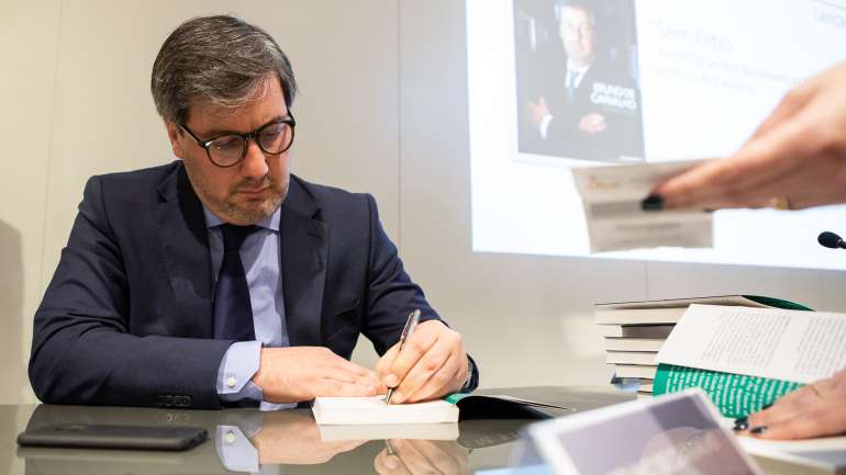 Bruno de Carvalho comentou conferência de sucessor pouco depois, numa sessão de autógrafos no Porto
