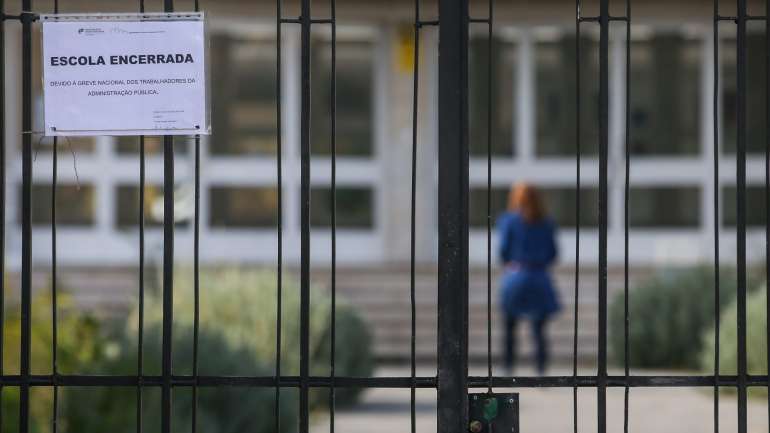 Para os funcionários, as contratações anunciadas pelo Ministério da Educação não resolvem o problema das escolas
