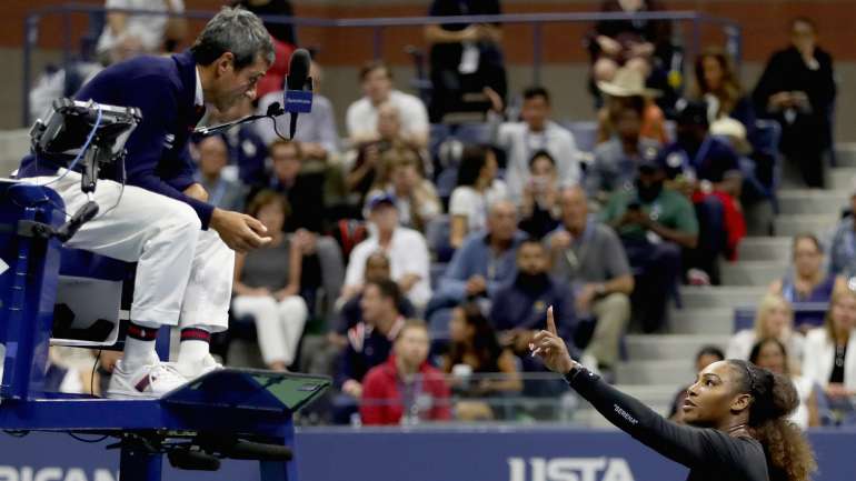 Serena Williams a discutir com o árbitro Carlos Ramos na final do US Open, a 8 de setembro de 2018