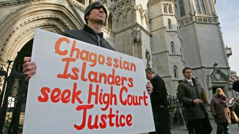 O Reino Unido expulsou duas mil pessoas das ilhas Chagos para que os EUA pudessem construir uma base aérea. A população saiu à rua em protesto e os descendentes têm feito uma campanha pelo direito a voltar a casa