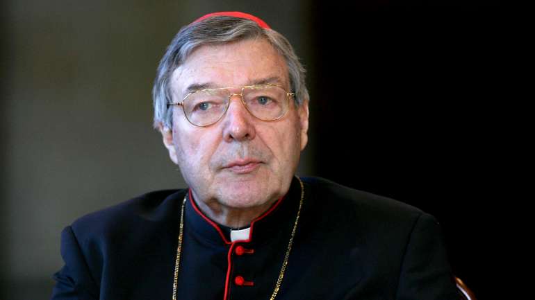 O cardeal George Pell, antigo número três do Papa Francisco, foi considerado culpado de cinco crimes de abuso sexual de dois menores