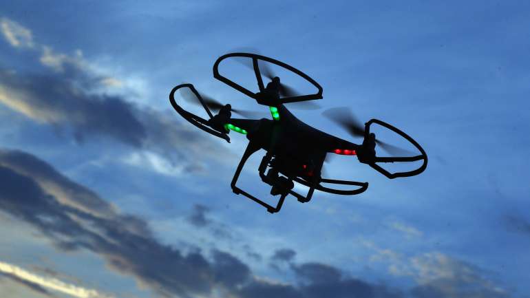 Drone em voo, a ser controlado por um operador à distância