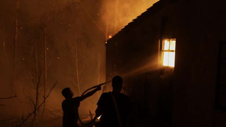 Várias casas arderam passado algum tempo, por vezes mais de duas horas, após a chegada do incêndio à povoação, ou à estrutura em causa