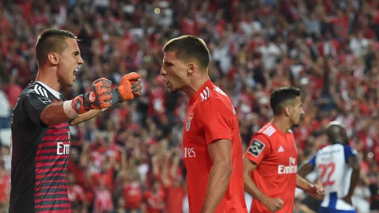 Vlachodimos fez seis defesas decisivas no clássico deste sábado com o FC Porto no Dragão
