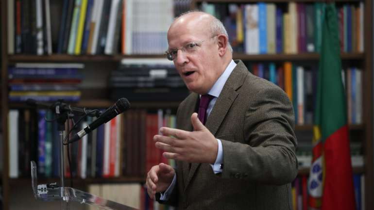 Santos Silva confirma apenas que os chefes da diplomacia de Portugal e Angola falaram por telefone, "logo após os incidentes do bairro da Jamaica", a 20 de janeiro