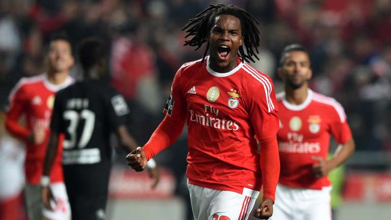 Renato Sanches a celebrar o primeiro golo pelos seniores do Benfica, frente à Académica (3-0), no estádio da Luz