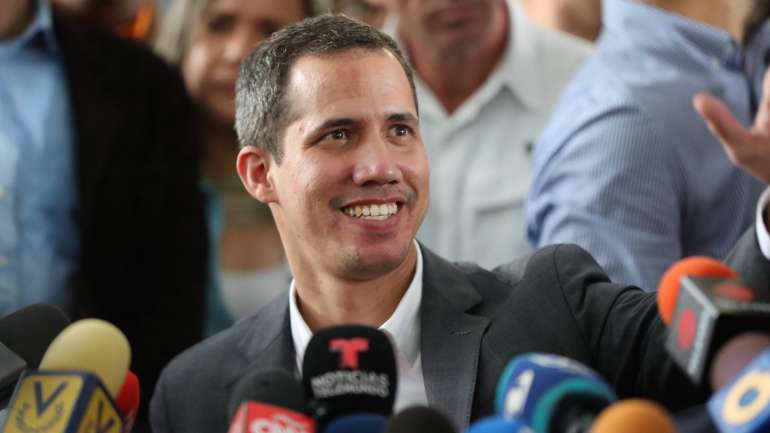Juan Guaidó aterrou na Venezuela, esta segunda-feira. Foto: EPA/Raul Martinez