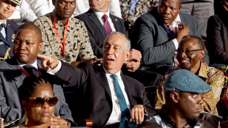 Marcelo assistiu durante 30 minutos ao desfile do Carnaval de Luanda, na tribuna oficial. Mas passou despercebido