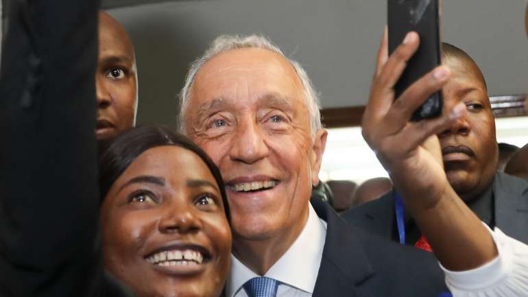 Dezenas de pessoas esperaram à porta do auditório da Universidade Agostinho Neto para pedir uma foto a Marcelo