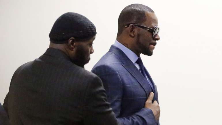 R. Kelly de óculos escuros à chegada ao tribunal de Cook County, no estado do Illinois, esta quarta-feira