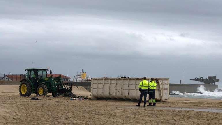O saco de plástico onde estava a cabeça foi encontrada por um funcionário da empresa que faz a recolha do lixo naquela praia, junto ao grande contentor do lixo que está no areal