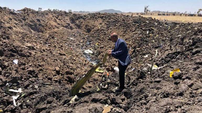Tewolde GebreMariam, diretor executivo da Ethiopian Airlines, no meio dos destroços resultantes da queda do avião