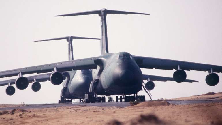 Aviões militares norte-americanos prestes a decolar para Mogadíscio, Somália