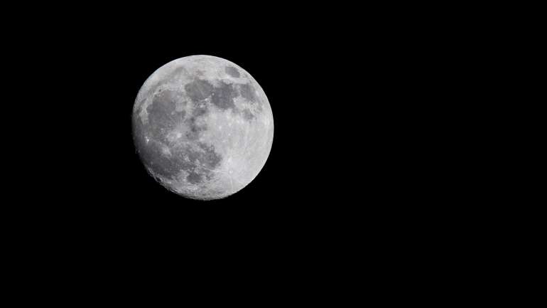 As moléculas de água só foram detetadas do lado visível da Lua — onde bate o Sol
