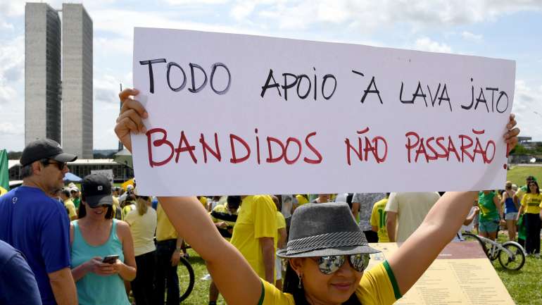 Imagem de um dos muitos protestos ocorridos junto do Congresso durante o processo. Este foi em dezembro de 2016.