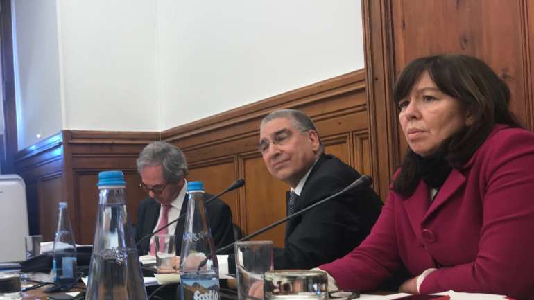 Bracinha Vieira e José Rodrigues Jesus, os dois membros (restantes) da comissão, ao lado da presidente da COFMA, Teresa Leal Coelho.