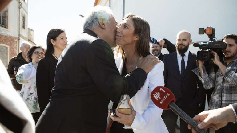 O Primeiro-Ministro António Costa cumprimenta a Bastonária da Ordem dos Enfermeiros, Ana Rita Cavaco, em Abrantes. ANDRÉ DIAS NOBRE / OBSERVADOR
