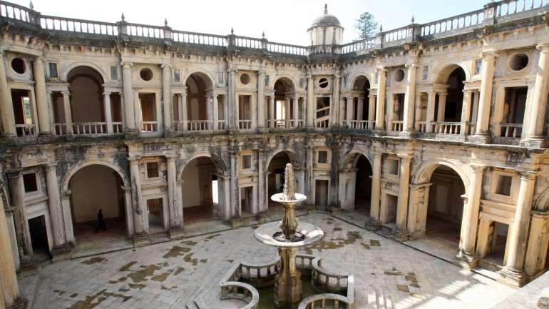 O convento é, na verdade, uma designação de um importante conjunto arquitetónico, situado na freguesia de São João Baptista