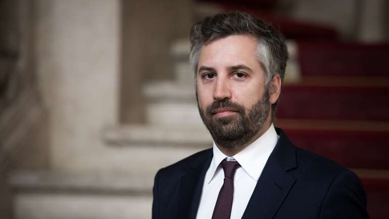 O ministro Pedro Nuno Santos recorreu ao Facebook para esclarecer as notícias de que a entrada da mulher, Ana Catarina Gamboa, no Governo