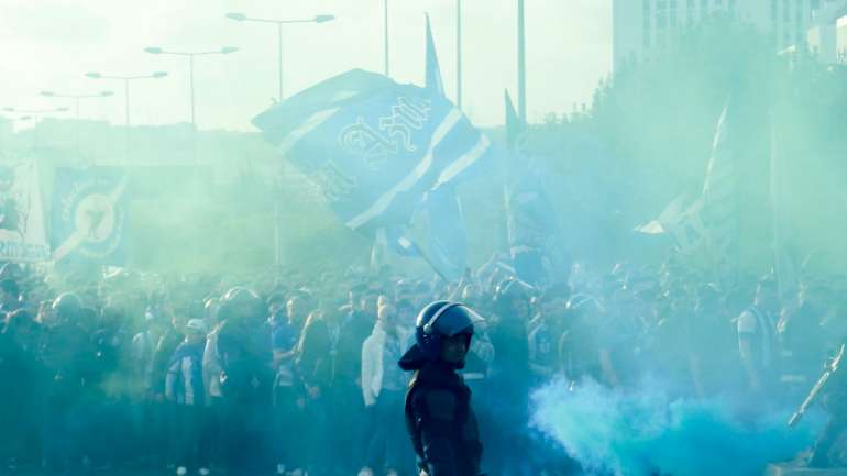 O FC Porto informou ainda que interditou o acesso desse adepto ao pavilhão