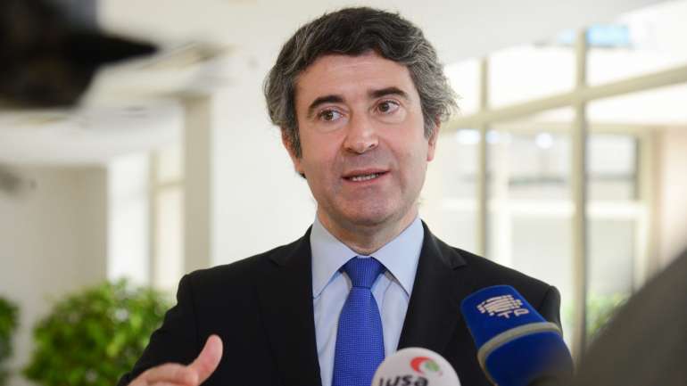 Juntamente com o secretário de Estado das Comunidades Portuguesas estão elementos da Autoridade Nacional de Proteção Civil, do INEM e do Camões — Instituto de Cooperação e da Língua