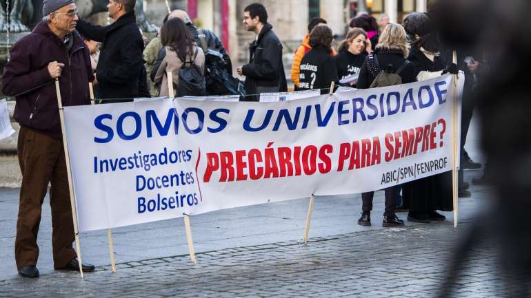 Os investigadores queixam-se de viver "toda a sua vida laboral em contratos a curto termo"