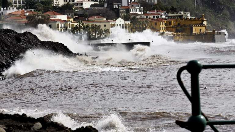 A capitania do Funchal alerta a comunidade marítima e a população em geral para, entre outras medidas, reforçar a amarração e manter uma vigilância apertada das embarcações atracadas e fundeadas, evitar passeios junto ao mar e não praticar pesca lúdica