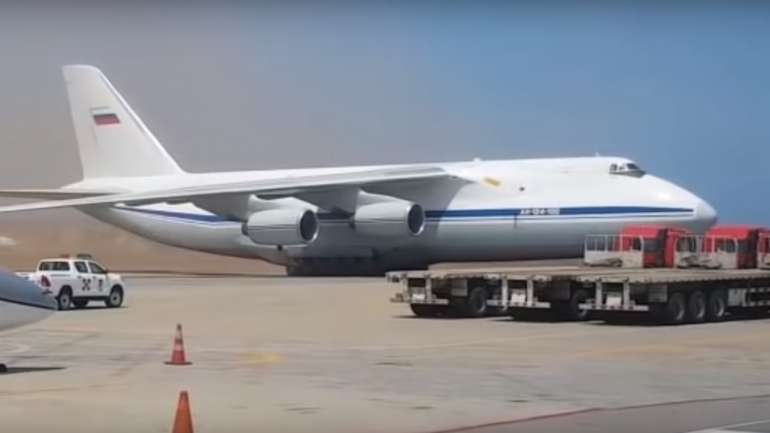 Ainda este domingo, foi avistado outro avião militar com bandeira russa na pista do mesmo aeroporto