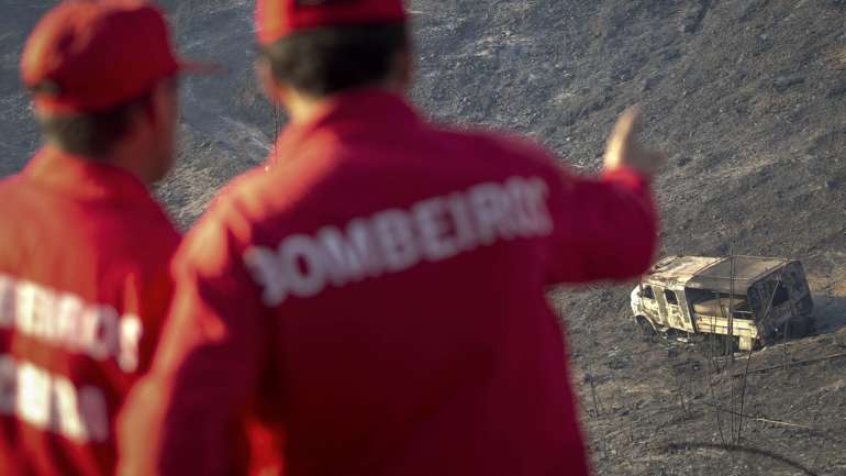 No local estão 76 operacionais dos Bombeiros de Amares, Barcelos, Barcelinhos, Famalicão, Fão e Viatodos, acompanhados por 25 veículos e um helicóptero da Proteção Civil