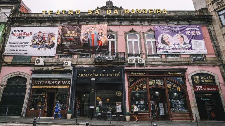 A venda em hasta pública do Teatro Sá da Bandeira  foi aprovada esta terça-feira em reunião de câmara